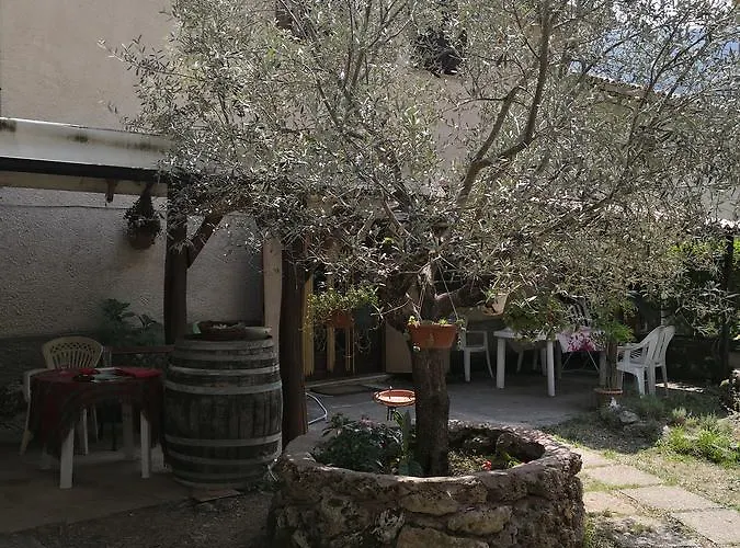 La Mandra לינה וארוחת בוקר 3*